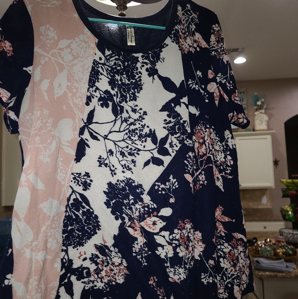 Floral blouse w/side tie on bottom size XL